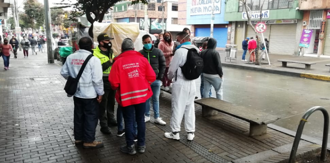 Gestores de Convivencia dialogando con vendedores informales