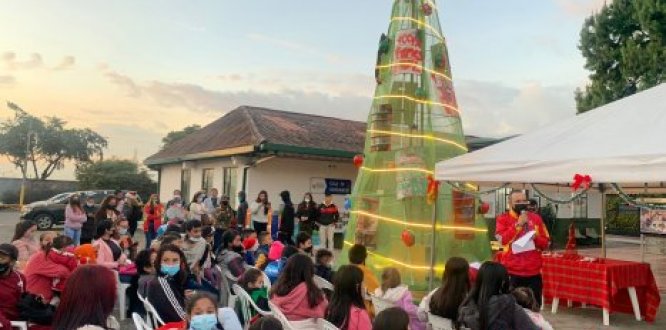 Primera Línea de San Cristóbal construye árbol de Navidad