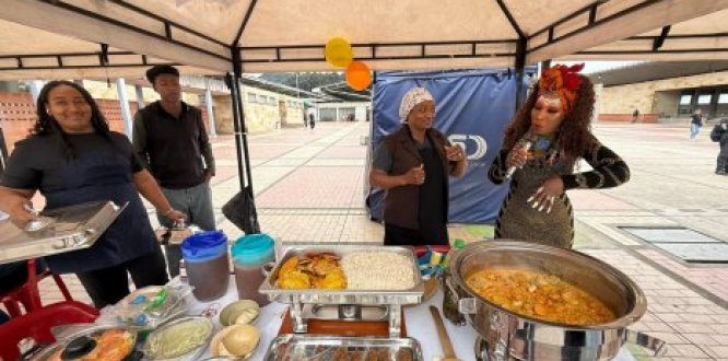 Stand de la Feria Gastronómica Afro con muestra de platos tradicionales y promoción del talento local.