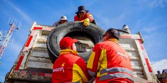 Funcionarios recogiendo llantas en la localidad con una volqueta Funcionarios recogiendo llantas en la localidad con una volqueta