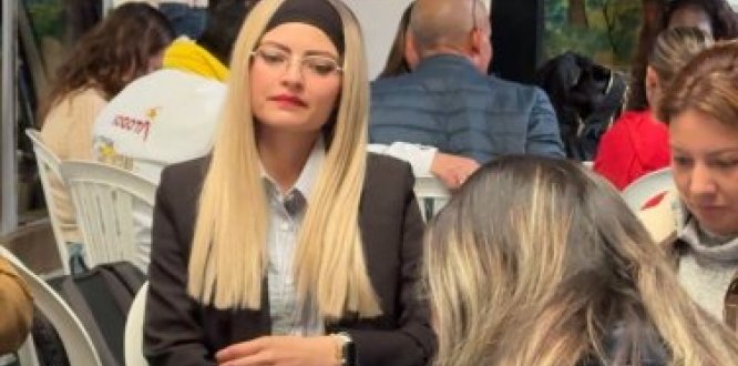 Imagen alcaldía San Cristóbal Funcionaria participa en una mesa de trabajo junto a otros asistentes durante una reunión institucional en la localidad de San Cristóbal.