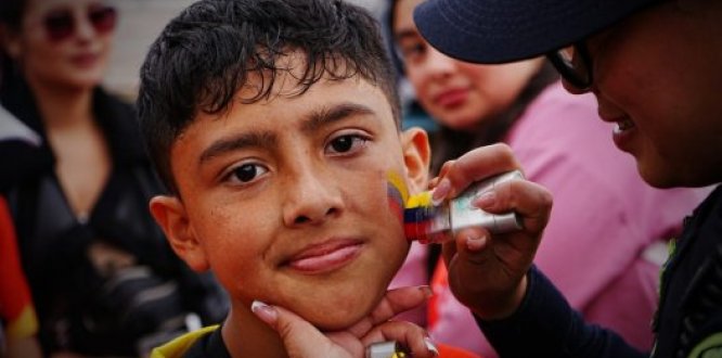 Niño participa en la jornada conmemorativa del Día de