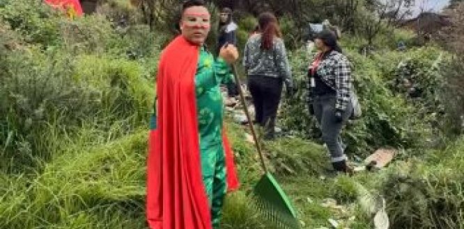Nuestro personaje Recicleytor en terreno empuñando una herramienta para limpieza Nuestro personaje Recicleytor en terreno empuñando una herramienta para limpieza