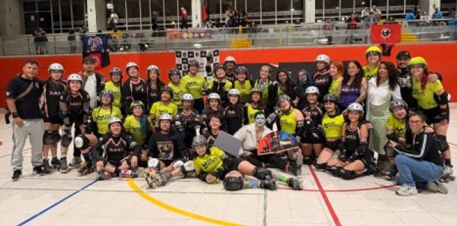 Participantes de un torneo de roller derby posan en grupo dentro de un escenario deportivo, con uniformes, cascos y patines, en un ambiente de celebración, integración y compañerismo.