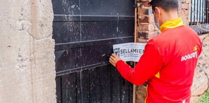 Alcalde Local (e) de San Cristóbal, Anderson Acosta sellando una construcción ilegal
