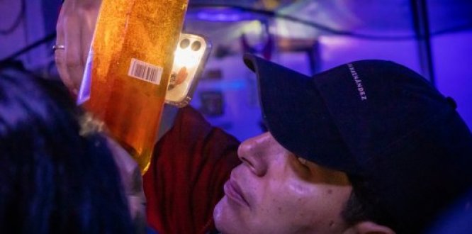 Experto identificando pistas que le permitan determinar trago adulterado Experto identificando pistas que le permitan determinar trago adulterado