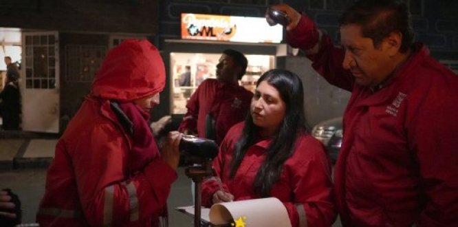 Funcionaros de la alcaldia local de San Cristóbal analizando información frente a establesimientos de comercio Funcionaros de la alcaldia local de San Cristóbal analizando información frente a establesimientos de comercio