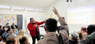 El alcalde Carlos Hernando Macías lidera encuentro comunitario, presentando información y promoviendo la participación ciudadana.