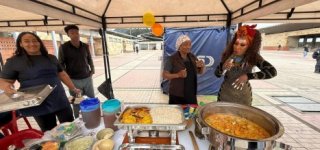 Stand de la Feria Gastronómica Afro con muestra de platos tradicionales y promoción del talento local.