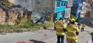 Imagen bomberos atendiendo la emergencia de incendio