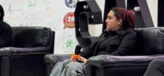 Participante interviene en panel del Encuentro de Barras Futboleras Femeninas, en espacio de diálogo por la convivencia y la paz.