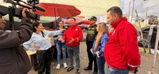 Funcionario de la Alcaldía Local entrega declaraciones a medios durante una jornada institucional en espacio público, acompañado por la Policía y equipo de trabajo, en una zona comercial intervenida.