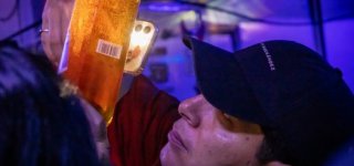 Experto identificando pistas que le permitan determinar trago adulterado