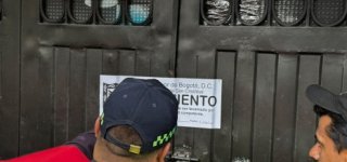 Policia sellando establecimiento